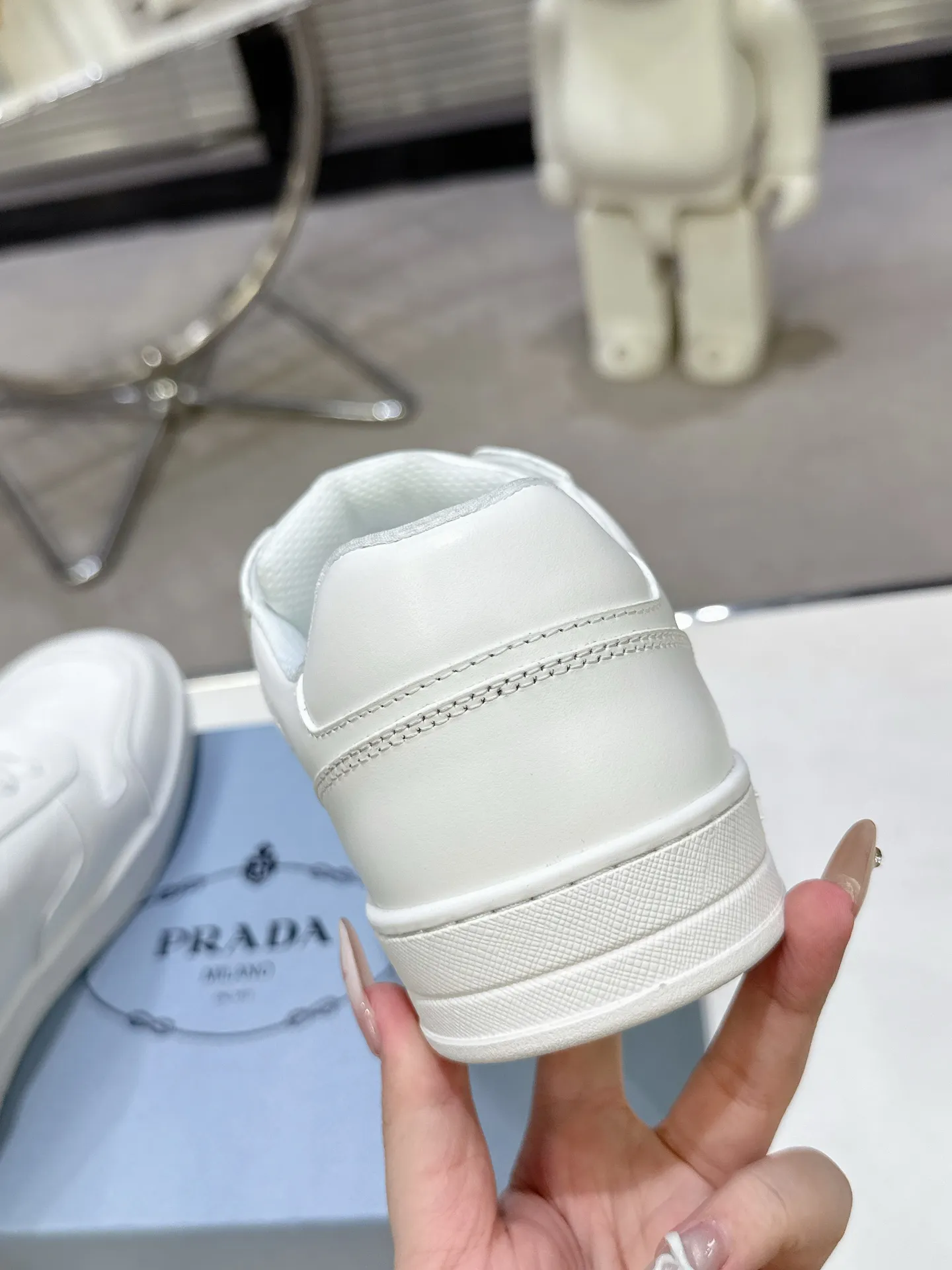 👟👟Ex-factory price 580👟👟 Couple style Prada Latest Downtown Bold series Triangle logo Casual sneakers White shoes Original purchase, development and production Downtown Bold sneakers are inspired by the basketball shoes of the 1980s, with a sporty design and exquisite details. Crafted from perforated leather, the statement platform sole provides a unique, modern style. The Prada logo is interpreted from different angles, decorated with the iconic enameled triangular metal logo, highlighting the unique classic style. Exquisite packaging at the delivery counter🛍📦 ▪️Fabric: Original custom imported first-layer cowhide ▪️Lining: Original imported soft sheepskin ▪️Outsole: Original open-molded rubber bottom material ▪️Size: Women's 35-40 Men's 39-45